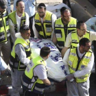 Personal sanitario retira el cadáver de una de las víctimas del atentado, este martes en Jerusalén.