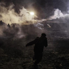 Migrantes envueltos en una nube del gas lanzado por las patrullas fronterizas de EEUU.