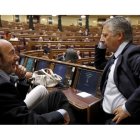 Rubalcaba y Blanco durante el pleno extraordinario celebrado hoy en el Congreso de los Diputados.