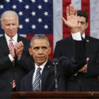 Obama saluda tras pronunciar su último discurso del estado de la unión, este martes en el Capitolio.