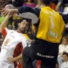 El leonés Juanín intenta batir al portero Erazde