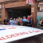 Momento del desalojo de los vecinos por parte de la policía, ayer, en Palencia.