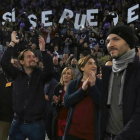 Pablo Iglesias, acompañado por Ada Colau, en el mítin de Podemos en la Caja Mágica, en Madrid, este domingo.