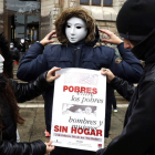 Participantes en el flashmob organizado por Cáritas celebrado en la plaza de Botines . MARCIANO