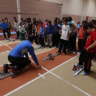 Los monitores de la delegación de atletismo son los encargados de enseñar a los niños.