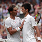 Rafael Nadal y Novak Djokovic se felicitan tras finalizar el partido de semifinales. ANDREW COULDRIDGE