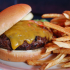 Una hamburguesa con queso.