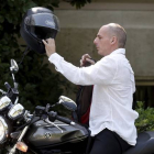 El ministro de Finanzas griego, Yanis Varoufakis, a su llegada a la reunión del Consejo de Ministros griego, este domingo en Atenas.