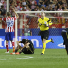 Los rojiblancos Juanfran y Miranda celebran la victoria al finalizar el partido frente a unos desconsolados Bartra y Neymar.