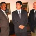 El cónsul de Caboverde, Jesús Esteban y Manuel Lamelas, ayer, en Bembibre