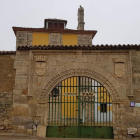 Entrada del convento del Siglo XV de Santa Clara en Medina de Rioseco (Valladolid). ADRIÁN ARIAS