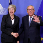 Theresa May y Jean-Claude Juncker, en Bruselas.