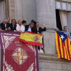 Alberto Fernández Díaz sostiene la bandera española, junto a Alfred Bosch, con la 'estelada'.