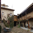 El tradicional patio maragato y una de las habitaciones con mantasdel Val enCasa Pepa, en Santa Colomba de Somoza.