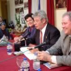El alcalde de Fabero, a la derecha, junto al presidente del Centro Leonés, Joaquín González