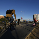 Un estudiante va a la Universidad en bici