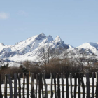 Paraje con vistas a las Tres Marías, emblema orográfico en el valle del Casares. MARCIANO PÉREZ