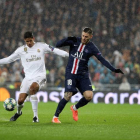 El defensa del Real Madrid Varane, protege un balón ante Icardi, del Paris Saint Germain. RODRIGO JIMÉNEZ
