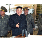 El líder de Corea del Norte, Kim Jong-un, rodeado de militares, supervisa un simulacro, el miércoles.