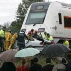 El automóvil en el que viajaban los tres obreros fue desplazado medio kilómetro por el tren