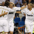 Benzema recibe las felicitaciones de sus compañeros tras inaugurar el marcador para el Madrid.