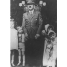 El dictador nacionalsocialista, acompañado por unos niños