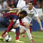 Ángel di María, derecha, y el brasileño del Barcelona Neymar pelean un balón durante el partido disputado en el Santiago Bernabéu del campeonato de Liga.