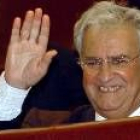 Enrique Múgica saluda a los parlamentarios desde la tribuna de invitados del Congreso