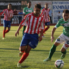 El Astorga, en la imagen Diego Peláez a la derecha, se llevó para sus vitrinas el Trofeo Villarejo ante el Atlético Bembibre.