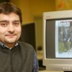 El periodista del Diario de León Emilio Gancedo junto a la pantalla de su ordenador