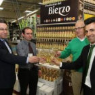 Responsables de Carrefour y de Bodega del Abad, ayer en la presentación del godello 2010.