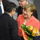 Merkel, felicitada con flores por su 61 aniversario por el vicecanciller, Sigmar Gabriel, en el Bundestag, este viernes.