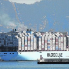 Un barco parte hacia Asia desde el puerto de Algeciras.