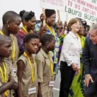 El presidente de EE.UU., George Bush, ayer en Tanzania con su mujer