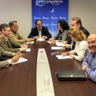 Los alcaldes que reclaman el IBI de la AP-66 se reunieron ayer con los parlamentarios del PP.