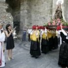 La alcaldesa de Cabañas, en el centro, hace entrega del mosto a la patrona en el monasterio