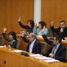 Un momento de la votación de los presupuestos en el Ayuntamiento de San Andrés del Rabanedo
