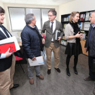 En el centro, Enrique Sáiz con Jesús Courel, ayer junto a otros asistentes a la reunión de la Fundación, en el campus.