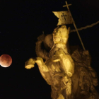 Eclipse total visto junto a una escultura del apóstol Santiago, el 28 de septiembre.