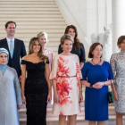 De izquierda a derecha, Brigitte Macron, Emine Gulbaran Erdogan, Melania Trump, la reina Matilde de Bélgica, Ingrid Schulerud, Desislava Radeva, Amelie Derbaudrenghien, y en la segunda fila, Gauthier Destenay, Mojca Stropnik y Thora Margret Baldvinsdottir