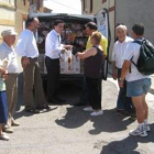 El diputado Diego Moreno ayudó al alcalde a realizar su trabajo como panadero.
