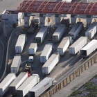 Un grupo de camiones espera su turno para entrar en territorio de Estados Unidos desde México.