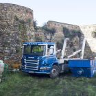 Un camión con escombros en León