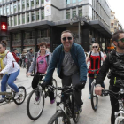 Imagen de los ciclistas que se han manifestado en Ordoño II