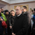 Putin (centro) conversa con residentes y familiares de las víctimas del incendio del centro comercial, en Kémerovo, el 27 de marzo.