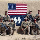 Fotografía en la que aparecen los marines con la bandera de EEUU y el símbolo nazi.