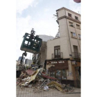 Una grúa junto al edificio semiderruido en el distrito de Tetuán de Madrid.