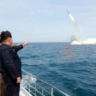 El líder norcoreano, Kim Jong-un, asiste al lanzamiento del misil submarino
