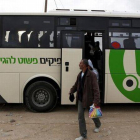 Obreros palestinos bajan de su autobús para cruzar a la franja de Gaza, a través del control militar de Eyal, cerca de Qalquilya, en marzo del 2013.