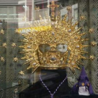 Imagen de la corona expuesta en el escaparate de JoyeríaArrodel.